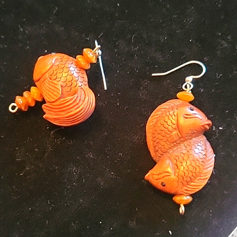Fish wood earrings - Picture 1 of 3